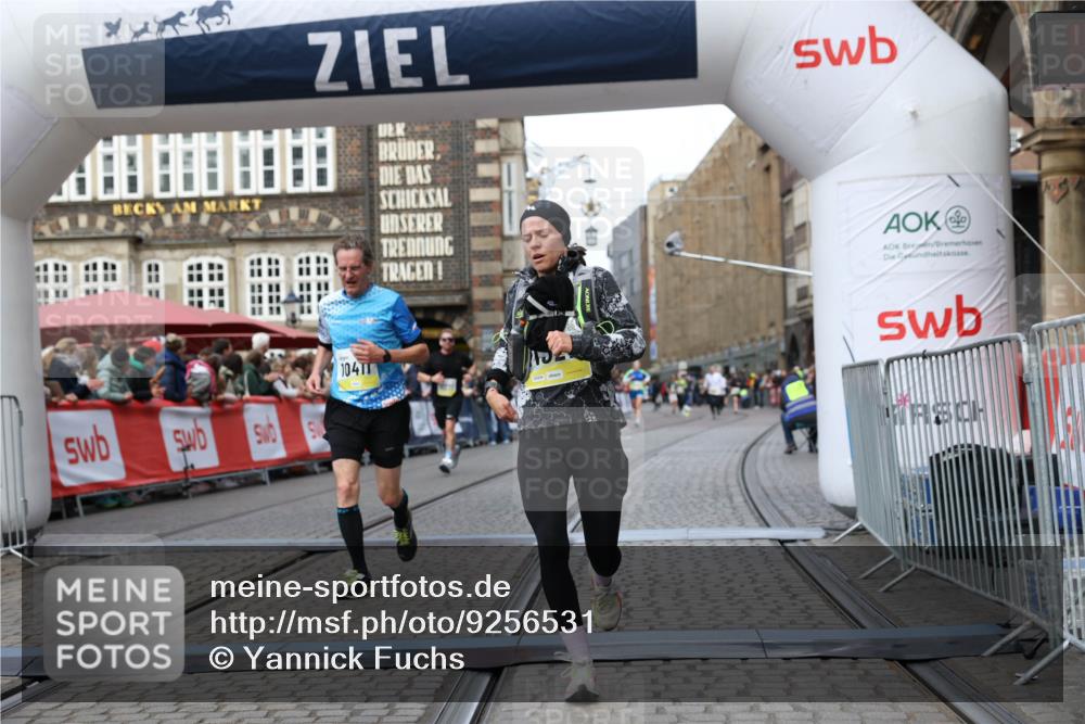05.10.2025 - 20. swb-Marathon Bremen Yannick Fuchs http://msf.ph/oto/9256531 05.10.2025 10:46:51 Ziel 9366, 9961, 10268, 10277, 10411, 11268, 11327 meine-sportfotos.de