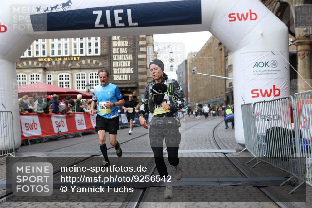 05.10.2025 - 20. swb-Marathon Bremen Yannick Fuchs http://msf.ph/oto/9256542 05.10.2025 10:46:51 Ziel 9366, 9961, 10268, 10277, 10411, 11268, 11327 meine-sportfotos.de