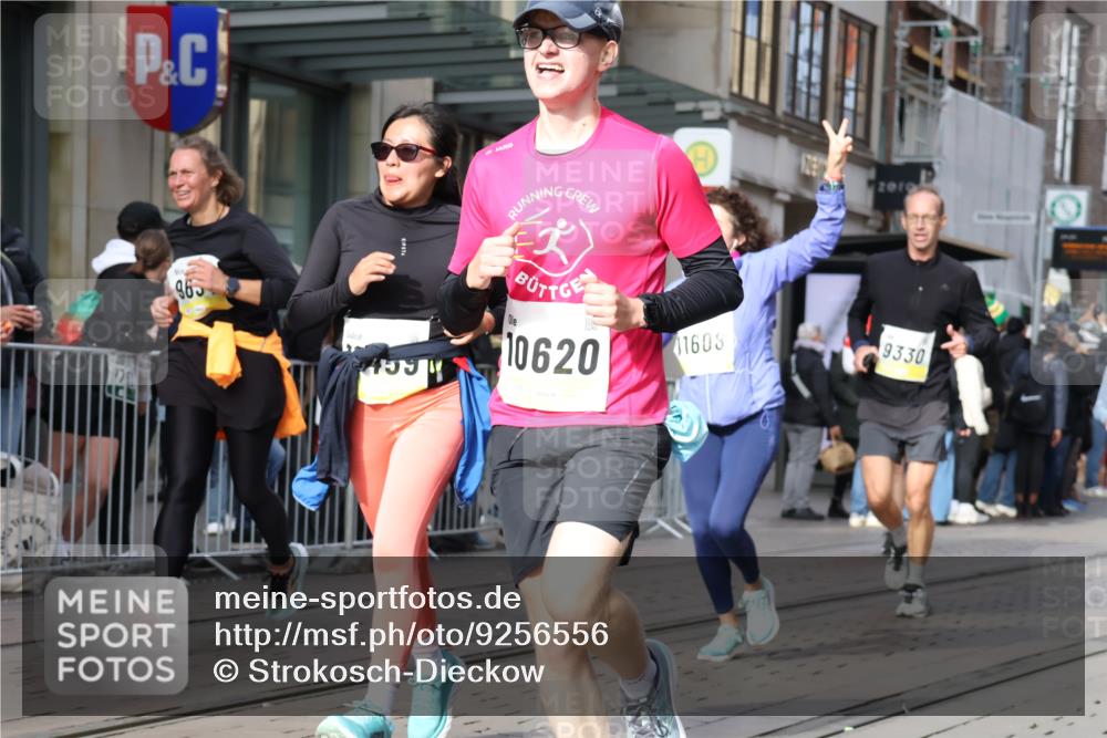 05.10.2025 - 20. swb-Marathon Bremen Strokosch-Dieckow http://msf.ph/oto/9256556 05.10.2025 10:57:51 Ziel 7077, 9174, 9330, 9462, 9576, 9582, 9608, 9634, 9872, 9952, 10084, 10127, 10368, 10377, 10395, 10398, 10459, 10577, 10586, 10620, 10786, 10793, 11049, 11058, 11184, 11495, 11562, 11601, 11608, 11663, 11724, 7077, 9174, 9330, 9462, 9576, 9582, 9608, 9634, 9872, 9952, 10084, 10127, 10368, 10377, 10395, 10398, 10459, 10577, 10586, 10620, 10786, 10793, 11058, 11562, 11601, 11608, 11663 meine-sportfotos.de