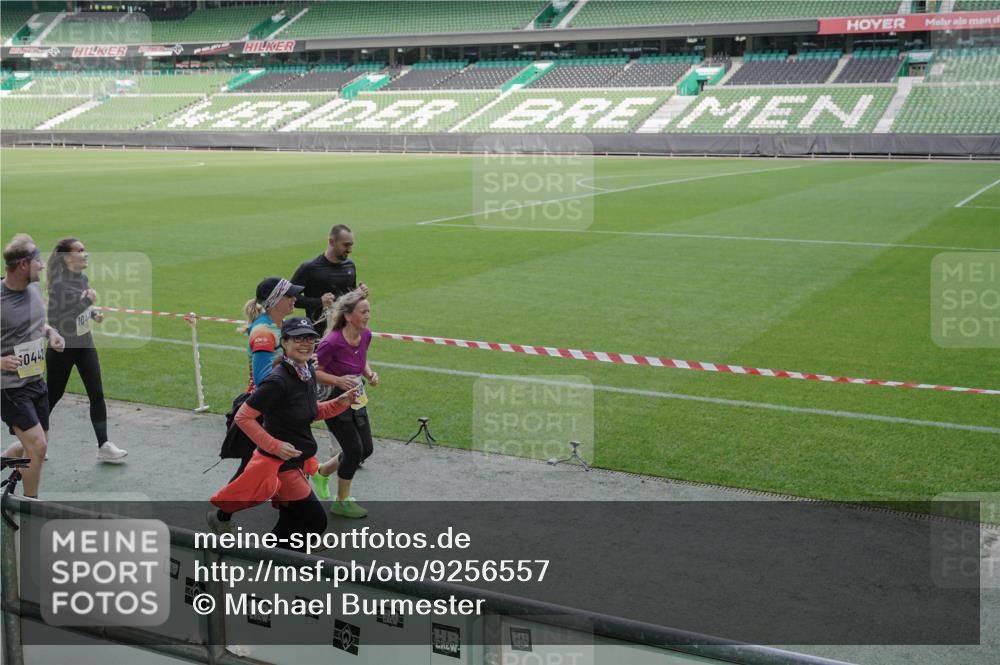 05.10.2025 - 20. swb-Marathon Bremen Michael Burmester http://msf.ph/oto/9256557 05.10.2025 10:44:17 Laufen im Stadion 7007, 8844, 9011, 9012, 9273, 9303, 9373, 9374, 9380, 9386, 9453, 9470, 9479, 9572, 9631, 9667, 9724, 9819, 9895, 9911, 9984, 10036, 10040, 10273, 10280, 10288, 10320, 10355, 10364, 10440, 10441, 10442, 10448, 10540, 10574, 10665, 10705, 10707, 10831, 10839, 10984, 11027, 11072, 11088, 11135, 11191, 11204, 11252, 11318, 11345, 11381, 11385, 11388, 11448, 11539, 11544, 11548, 11560, 11568, 11635, 9380, 9561, 9867, 10183, 10315, 10399, 10435, 10512, 10552 meine-sportfotos.de