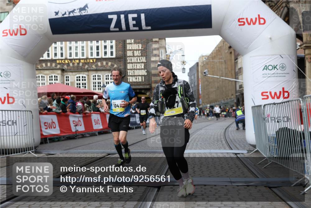 05.10.2025 - 20. swb-Marathon Bremen Yannick Fuchs http://msf.ph/oto/9256561 05.10.2025 10:46:51 Ziel 9366, 9961, 10268, 10277, 10411, 11268, 11327 meine-sportfotos.de