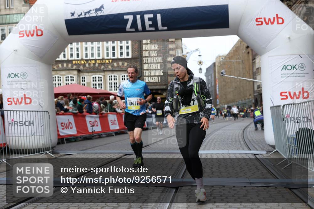 05.10.2025 - 20. swb-Marathon Bremen Yannick Fuchs http://msf.ph/oto/9256571 05.10.2025 10:46:51 Ziel 9366, 9961, 10268, 10277, 10411, 11268, 11327 meine-sportfotos.de