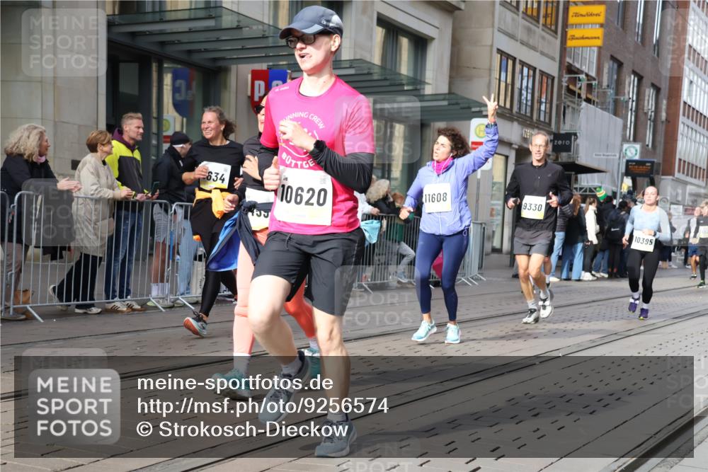 05.10.2025 - 20. swb-Marathon Bremen Strokosch-Dieckow http://msf.ph/oto/9256574 05.10.2025 10:57:51 Ziel 7077, 9174, 9330, 9462, 9576, 9582, 9608, 9634, 9872, 9952, 10084, 10127, 10368, 10377, 10395, 10398, 10459, 10577, 10586, 10620, 10786, 10793, 11049, 11058, 11184, 11495, 11562, 11601, 11608, 11663, 11724, 7077, 9174, 9330, 9462, 9576, 9582, 9608, 9634, 9872, 9952, 10084, 10127, 10368, 10377, 10395, 10398, 10459, 10577, 10586, 10620, 10786, 10793, 11058, 11562, 11601, 11608, 11663 meine-sportfotos.de