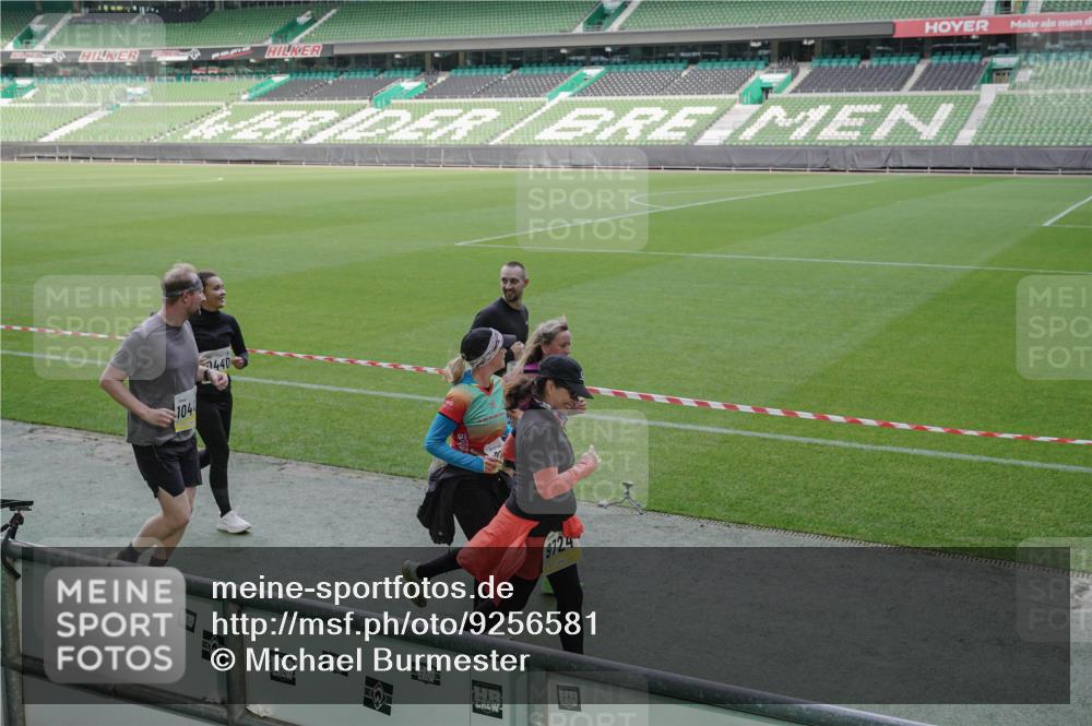 05.10.2025 - 20. swb-Marathon Bremen Michael Burmester http://msf.ph/oto/9256581 05.10.2025 10:44:17 Laufen im Stadion 7007, 8844, 9011, 9012, 9273, 9303, 9373, 9374, 9380, 9386, 9453, 9470, 9479, 9572, 9631, 9667, 9724, 9819, 9895, 9911, 9984, 10036, 10040, 10273, 10280, 10288, 10320, 10355, 10364, 10440, 10441, 10442, 10448, 10540, 10574, 10665, 10705, 10707, 10831, 10839, 10984, 11027, 11072, 11088, 11135, 11191, 11204, 11252, 11318, 11345, 11381, 11385, 11388, 11448, 11539, 11544, 11548, 11560, 11568, 11635, 9380, 9561, 9867, 10183, 10315, 10399, 10435, 10512, 10552 meine-sportfotos.de