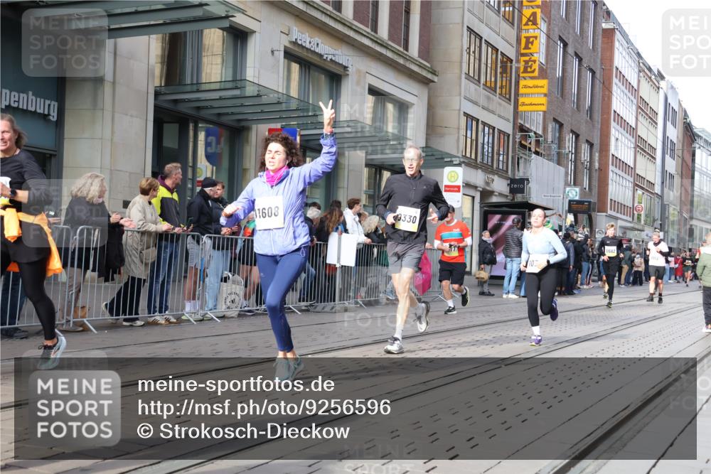 05.10.2025 - 20. swb-Marathon Bremen Strokosch-Dieckow http://msf.ph/oto/9256596 05.10.2025 10:57:52 Ziel 7077, 9174, 9330, 9462, 9576, 9582, 9608, 9634, 9872, 9952, 10084, 10127, 10368, 10377, 10395, 10398, 10459, 10586, 10620, 10786, 10793, 11049, 11058, 11184, 11495, 11562, 11601, 11608, 11724, 7077, 9174, 9330, 9462, 9576, 9582, 9608, 9634, 9872, 9952, 10084, 10127, 10368, 10377, 10395, 10398, 10459, 10586, 10620, 10786, 10793, 11058, 11562, 11601, 11608 meine-sportfotos.de