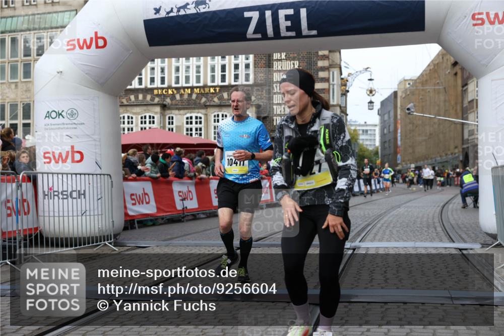 05.10.2025 - 20. swb-Marathon Bremen Yannick Fuchs http://msf.ph/oto/9256604 05.10.2025 10:46:51 Ziel 9366, 9961, 10268, 10277, 10411, 11268, 11327 meine-sportfotos.de