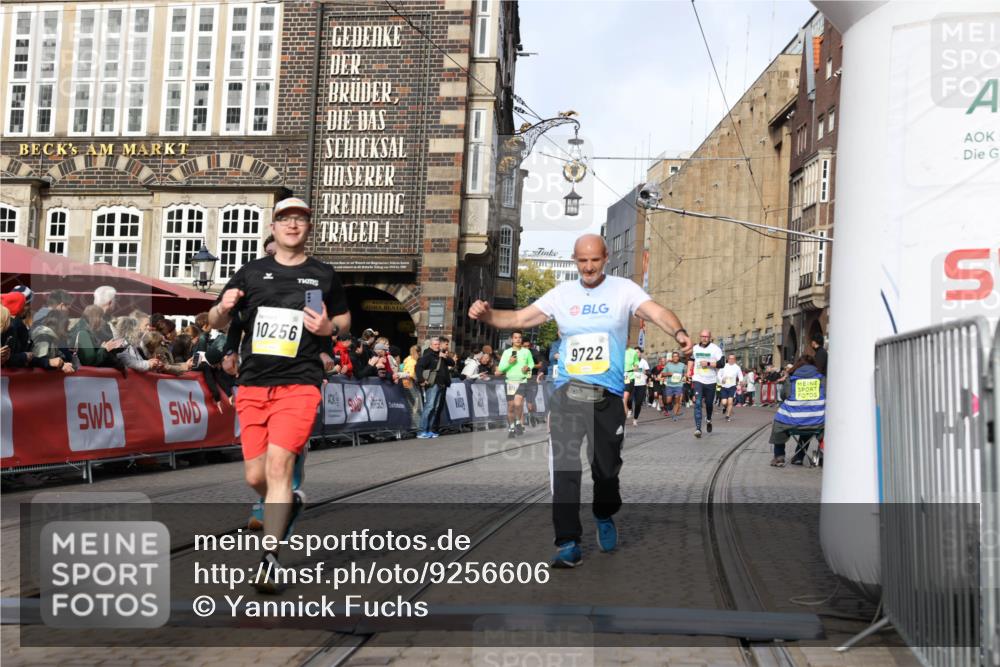 05.10.2025 - 20. swb-Marathon Bremen Yannick Fuchs http://msf.ph/oto/9256606 05.10.2025 10:55:32 Ziel 9201, 9350, 9514, 9654, 9722, 9902, 9933, 10116, 10256, 10260, 10970, 11115, 11380, 11431, 11702 meine-sportfotos.de