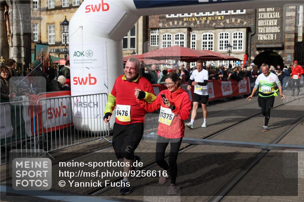 05.10.2025 - 20. swb-Marathon Bremen Yannick Fuchs http://msf.ph/oto/9256616 05.10.2025 11:16:08 Ziel 8476, 10355, 10831, 10846, 11375 meine-sportfotos.de