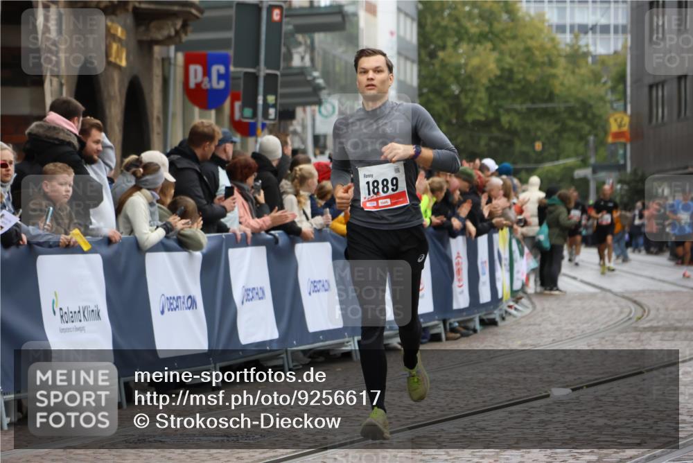 05.10.2025 - 20. swb-Marathon Bremen Strokosch-Dieckow http://msf.ph/oto/9256617 05.10.2025 12:54:21 Ziel 1889, 2129 meine-sportfotos.de