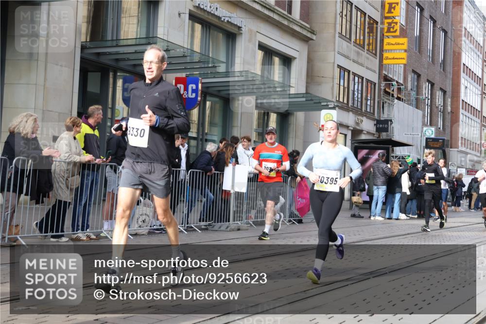 05.10.2025 - 20. swb-Marathon Bremen Strokosch-Dieckow http://msf.ph/oto/9256623 05.10.2025 10:57:53 Ziel 7077, 9174, 9330, 9462, 9576, 9582, 9608, 9634, 9872, 9952, 10084, 10127, 10368, 10377, 10395, 10398, 10459, 10586, 10620, 10786, 10793, 11049, 11058, 11181, 11184, 11495, 11562, 11601, 11608, 11724, 7077, 9174, 9330, 9462, 9576, 9582, 9608, 9634, 9872, 9952, 10084, 10127, 10368, 10377, 10395, 10398, 10459, 10586, 10620, 10786, 10793, 11058, 11562, 11601, 11608 meine-sportfotos.de