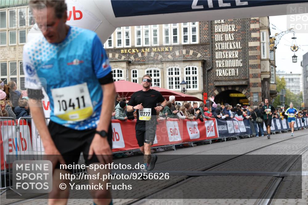 05.10.2025 - 20. swb-Marathon Bremen Yannick Fuchs http://msf.ph/oto/9256626 05.10.2025 10:46:54 Ziel 9961, 10277, 10411, 11327 meine-sportfotos.de