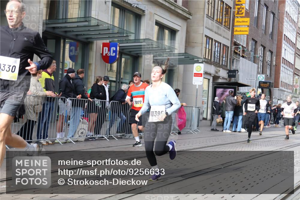05.10.2025 - 20. swb-Marathon Bremen Strokosch-Dieckow http://msf.ph/oto/9256633 05.10.2025 10:57:54 Ziel 7077, 9174, 9330, 9462, 9576, 9582, 9608, 9634, 9872, 9952, 10084, 10127, 10368, 10377, 10395, 10398, 10459, 10586, 10620, 10786, 10793, 11049, 11058, 11181, 11184, 11495, 11562, 11591, 11601, 11608, 11724, 7077, 9174, 9330, 9462, 9576, 9582, 9608, 9634, 9872, 9952, 10084, 10127, 10368, 10377, 10395, 10398, 10459, 10586, 10620, 10786, 10793, 11058, 11562, 11601, 11608 meine-sportfotos.de