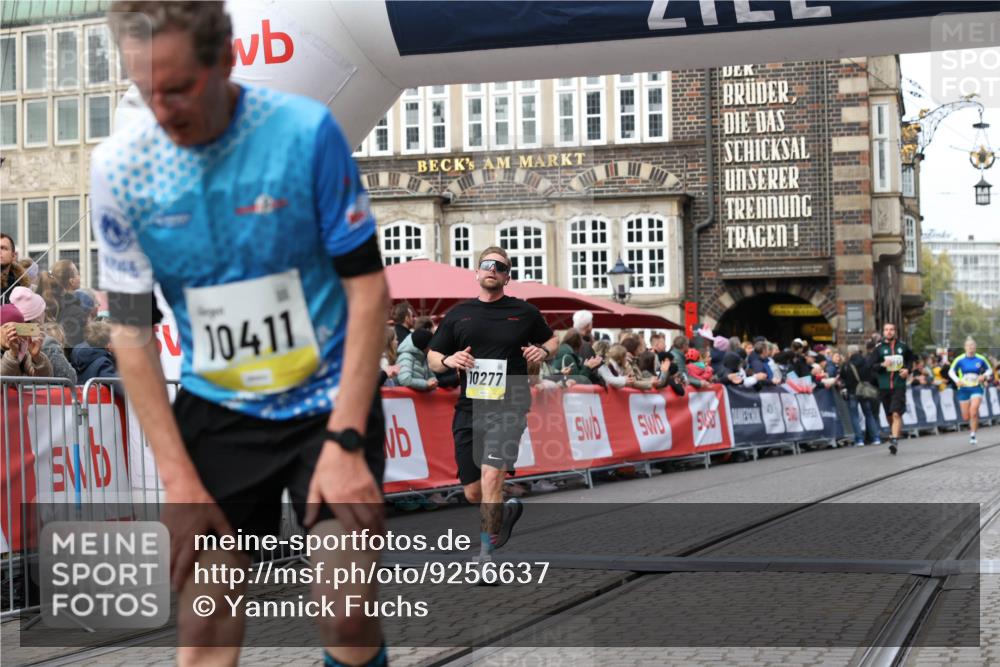 05.10.2025 - 20. swb-Marathon Bremen Yannick Fuchs http://msf.ph/oto/9256637 05.10.2025 10:46:54 Ziel 9961, 10277, 10411, 11327 meine-sportfotos.de