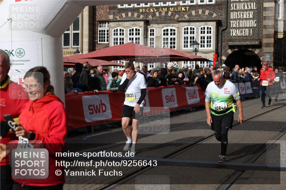 05.10.2025 - 20. swb-Marathon Bremen Yannick Fuchs http://msf.ph/oto/9256643 05.10.2025 11:16:09 Ziel 8476, 10355, 10831, 10846, 11375 meine-sportfotos.de