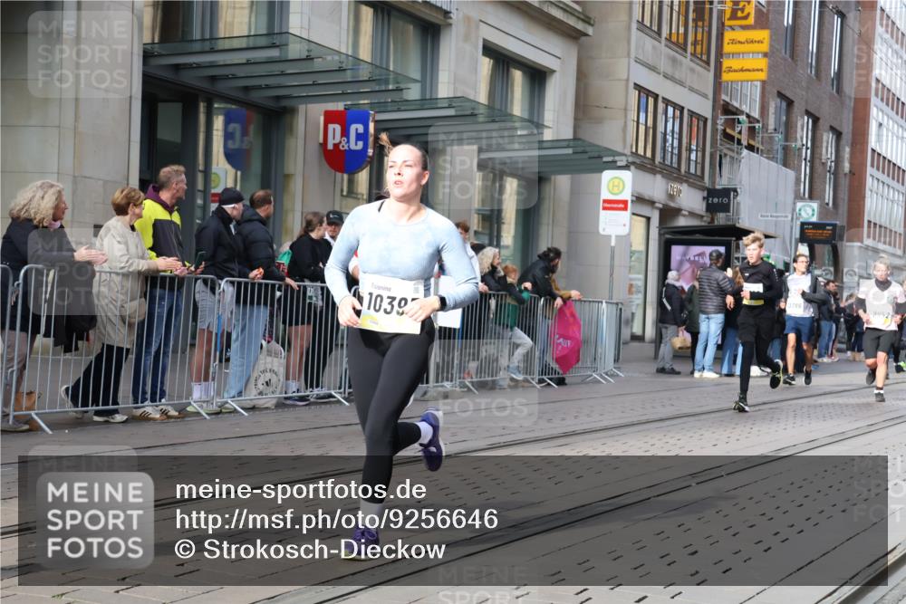 05.10.2025 - 20. swb-Marathon Bremen Strokosch-Dieckow http://msf.ph/oto/9256646 05.10.2025 10:57:54 Ziel 7077, 9174, 9330, 9462, 9576, 9582, 9608, 9634, 9872, 9952, 10084, 10127, 10368, 10377, 10395, 10398, 10459, 10586, 10620, 10786, 10793, 11049, 11058, 11181, 11184, 11495, 11562, 11591, 11601, 11608, 11724, 7077, 9174, 9330, 9462, 9576, 9582, 9608, 9634, 9872, 9952, 10084, 10127, 10368, 10377, 10395, 10398, 10459, 10586, 10620, 10786, 10793, 11058, 11562, 11601, 11608 meine-sportfotos.de