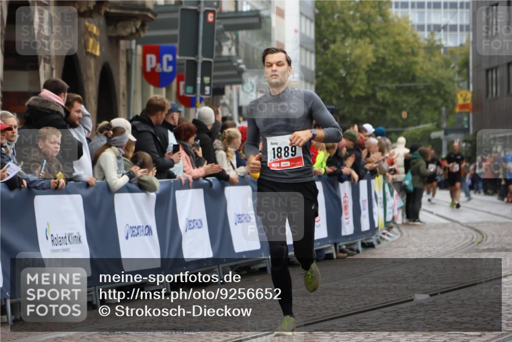 05.10.2025 - 20. swb-Marathon Bremen Strokosch-Dieckow http://msf.ph/oto/9256652 05.10.2025 12:54:21 Ziel 1889, 2129 meine-sportfotos.de