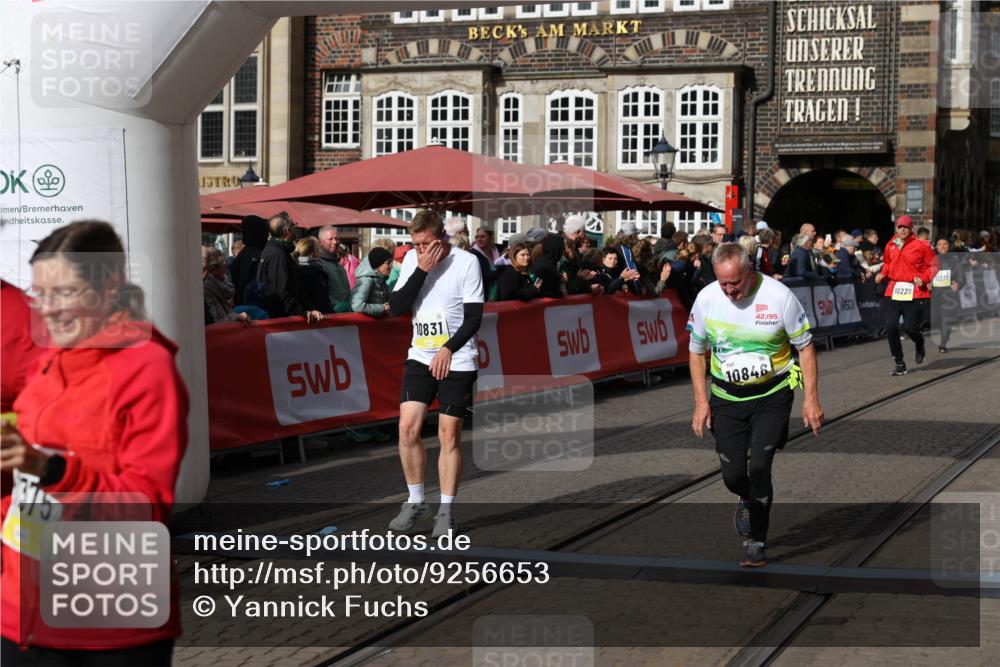 05.10.2025 - 20. swb-Marathon Bremen Yannick Fuchs http://msf.ph/oto/9256653 05.10.2025 11:16:09 Ziel 8476, 10355, 10831, 10846, 11375 meine-sportfotos.de