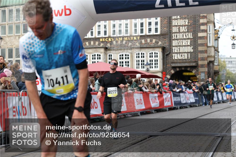 05.10.2025 - 20. swb-Marathon Bremen Yannick Fuchs http://msf.ph/oto/9256654 05.10.2025 10:46:54 Ziel 9961, 10277, 10411, 11327 meine-sportfotos.de