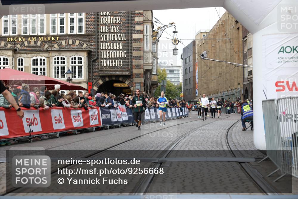05.10.2025 - 20. swb-Marathon Bremen Yannick Fuchs http://msf.ph/oto/9256668 05.10.2025 10:46:55 Ziel 10277, 10411, 11327 meine-sportfotos.de