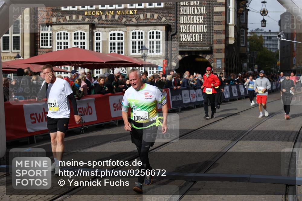 05.10.2025 - 20. swb-Marathon Bremen Yannick Fuchs http://msf.ph/oto/9256672 05.10.2025 11:16:10 Ziel 8476, 10355, 10831, 10846, 11375 meine-sportfotos.de