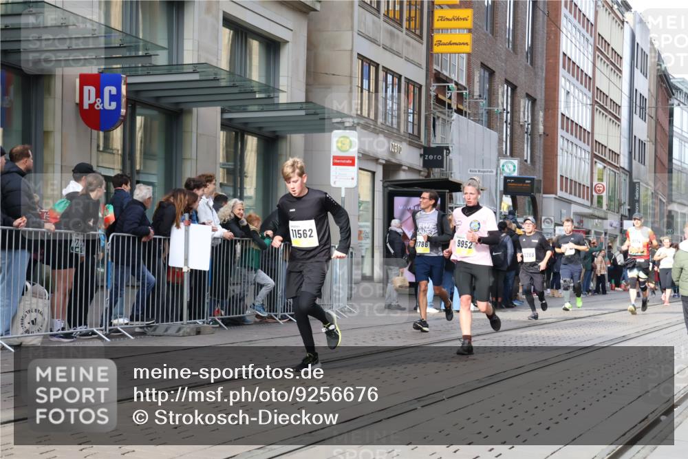 05.10.2025 - 20. swb-Marathon Bremen Strokosch-Dieckow http://msf.ph/oto/9256676 05.10.2025 10:57:55 Ziel 7077, 9174, 9330, 9433, 9462, 9576, 9582, 9608, 9634, 9872, 9952, 10084, 10127, 10368, 10377, 10395, 10398, 10459, 10586, 10620, 10786, 11049, 11058, 11181, 11184, 11291, 11495, 11562, 11591, 11601, 11608, 11700, 11724, 7077, 9174, 9330, 9433, 9462, 9576, 9582, 9608, 9634, 9872, 9952, 10084, 10127, 10368, 10377, 10395, 10398, 10459, 10586, 10620, 10786, 11058, 11562, 11601, 11608 meine-sportfotos.de