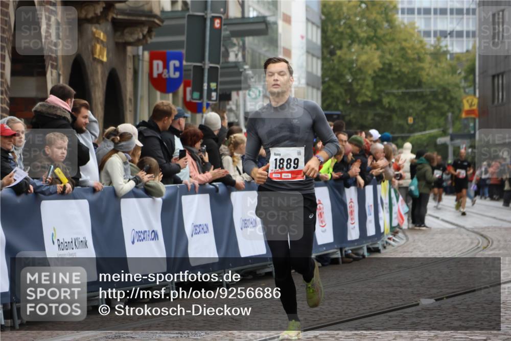 05.10.2025 - 20. swb-Marathon Bremen Strokosch-Dieckow http://msf.ph/oto/9256686 05.10.2025 12:54:21 Ziel 1889, 2129 meine-sportfotos.de