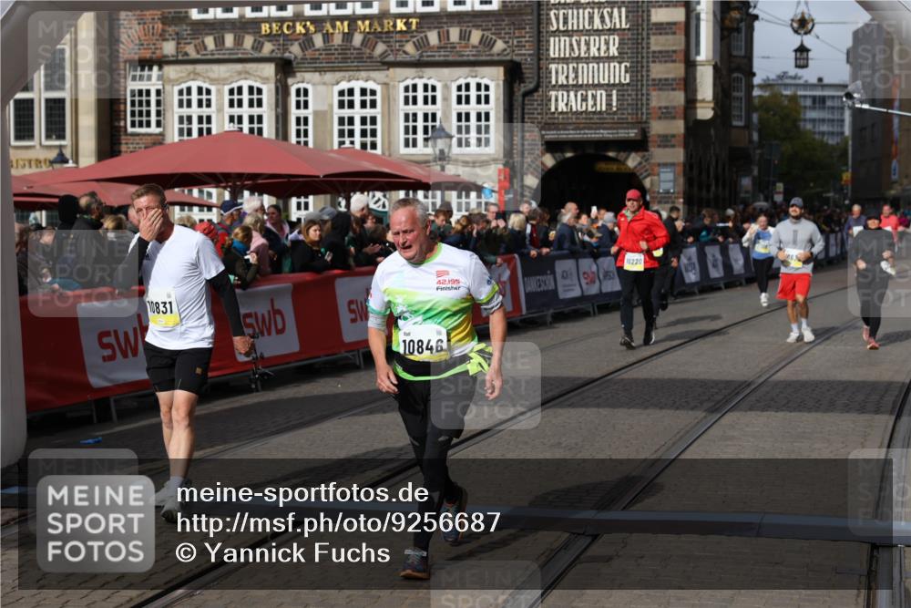 05.10.2025 - 20. swb-Marathon Bremen Yannick Fuchs http://msf.ph/oto/9256687 05.10.2025 11:16:10 Ziel 8476, 10355, 10831, 10846, 11375 meine-sportfotos.de