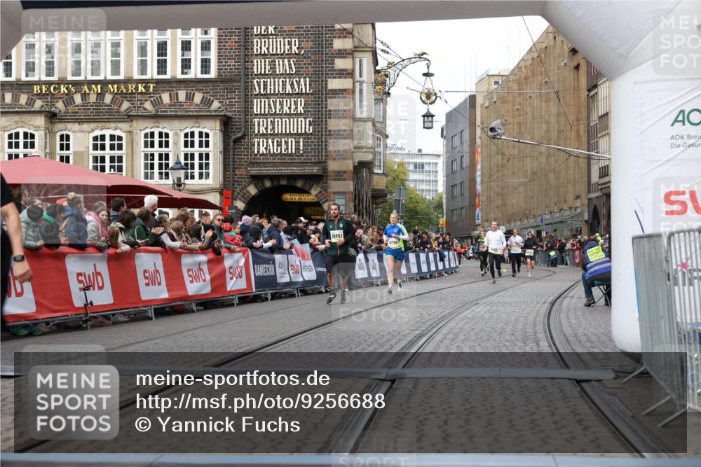 05.10.2025 - 20. swb-Marathon Bremen Yannick Fuchs http://msf.ph/oto/9256688 05.10.2025 10:46:55 Ziel 10277, 10411, 11327 meine-sportfotos.de
