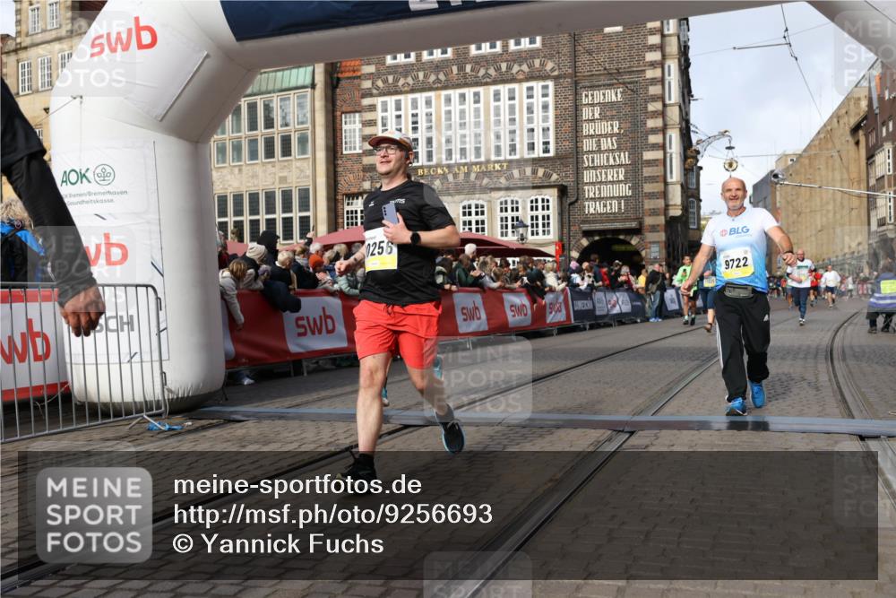 05.10.2025 - 20. swb-Marathon Bremen Yannick Fuchs http://msf.ph/oto/9256693 05.10.2025 10:55:33 Ziel 9201, 9350, 9514, 9654, 9722, 9902, 10256, 10260, 10970, 11025, 11115, 11380, 11431, 11702 meine-sportfotos.de