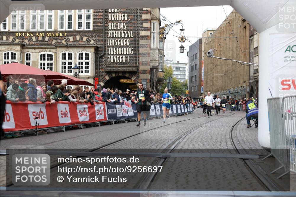 05.10.2025 - 20. swb-Marathon Bremen Yannick Fuchs http://msf.ph/oto/9256697 05.10.2025 10:46:55 Ziel 10277, 10411, 11327 meine-sportfotos.de