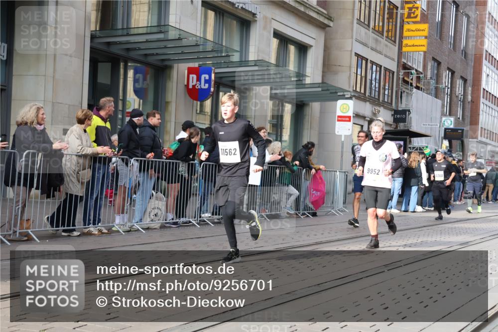 05.10.2025 - 20. swb-Marathon Bremen Strokosch-Dieckow http://msf.ph/oto/9256701 05.10.2025 10:57:56 Ziel 7077, 9174, 9330, 9433, 9462, 9576, 9582, 9608, 9634, 9820, 9952, 10084, 10127, 10368, 10377, 10395, 10398, 10459, 10586, 10620, 10786, 11049, 11058, 11181, 11184, 11291, 11495, 11562, 11591, 11608, 11700, 11724, 7077, 9174, 9330, 9433, 9462, 9576, 9582, 9608, 9634, 9820, 9952, 10084, 10127, 10368, 10377, 10395, 10398, 10459, 10586, 10620, 10786, 11058, 11562, 11608 meine-sportfotos.de