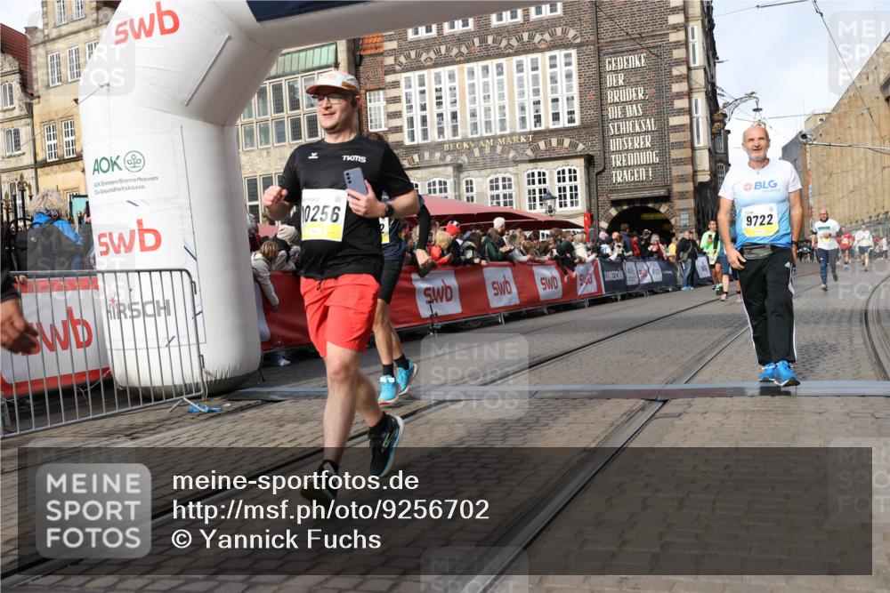 05.10.2025 - 20. swb-Marathon Bremen Yannick Fuchs http://msf.ph/oto/9256702 05.10.2025 10:55:33 Ziel 9201, 9350, 9514, 9654, 9722, 9902, 10256, 10260, 10970, 11025, 11115, 11380, 11431, 11702 meine-sportfotos.de