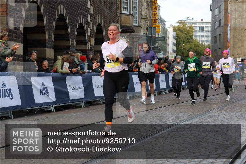 05.10.2025 - 20. swb-Marathon Bremen Strokosch-Dieckow http://msf.ph/oto/9256710 05.10.2025 11:03:18 Ziel 7776, 9224, 9225, 9246, 9325, 10142, 10405, 10446, 10963, 10995, 11103, 11124, 11236, 11390, 11467, 11502, 11508, 11509 meine-sportfotos.de