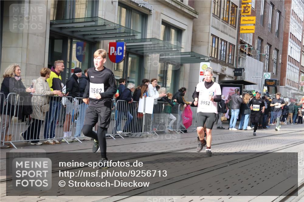 05.10.2025 - 20. swb-Marathon Bremen Strokosch-Dieckow http://msf.ph/oto/9256713 05.10.2025 10:57:56 Ziel 7077, 9174, 9330, 9433, 9462, 9576, 9582, 9608, 9634, 9820, 9952, 10084, 10127, 10368, 10377, 10395, 10398, 10459, 10586, 10620, 10786, 11049, 11058, 11181, 11184, 11291, 11495, 11562, 11591, 11608, 11700, 11724, 7077, 9174, 9330, 9433, 9462, 9576, 9582, 9608, 9634, 9820, 9952, 10084, 10127, 10368, 10377, 10395, 10398, 10459, 10586, 10620, 10786, 11058, 11562, 11608 meine-sportfotos.de