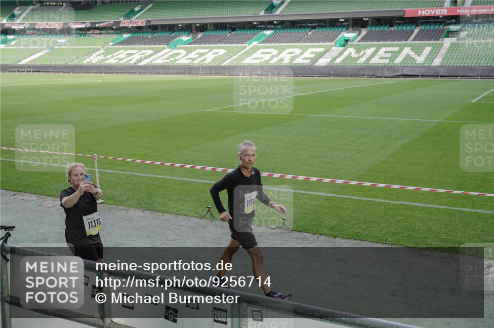 05.10.2025 - 20. swb-Marathon Bremen Michael Burmester http://msf.ph/oto/9256714 05.10.2025 10:44:25 Laufen im Stadion 7007, 8844, 9011, 9012, 9273, 9303, 9373, 9374, 9386, 9453, 9470, 9479, 9567, 9572, 9631, 9667, 9724, 9819, 9899, 10036, 10040, 10273, 10280, 10355, 10364, 10440, 10441, 10442, 10448, 10540, 10574, 10665, 10705, 10707, 10831, 10839, 10984, 11027, 11072, 11088, 11135, 11191, 11204, 11252, 11293, 11318, 11381, 11385, 11388, 11448, 11539, 11544, 11548, 11557, 11560, 11568, 11635, 9380, 9561, 9895, 9911, 9984, 10288, 10320, 10435, 10512, 10552 meine-sportfotos.de