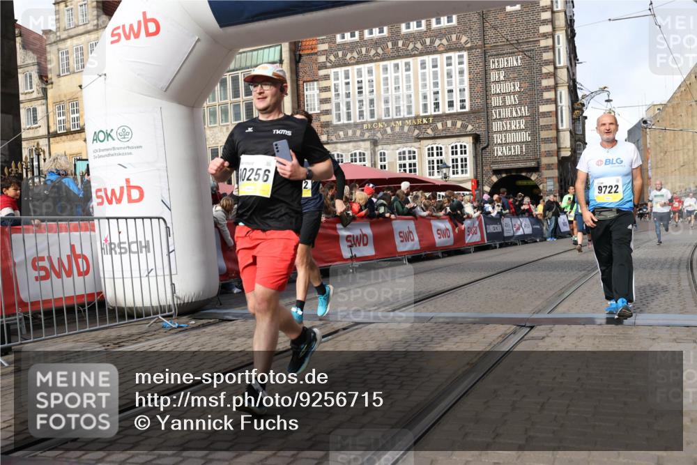 05.10.2025 - 20. swb-Marathon Bremen Yannick Fuchs http://msf.ph/oto/9256715 05.10.2025 10:55:33 Ziel 9201, 9350, 9514, 9654, 9722, 9902, 10256, 10260, 10970, 11025, 11115, 11380, 11431, 11702 meine-sportfotos.de