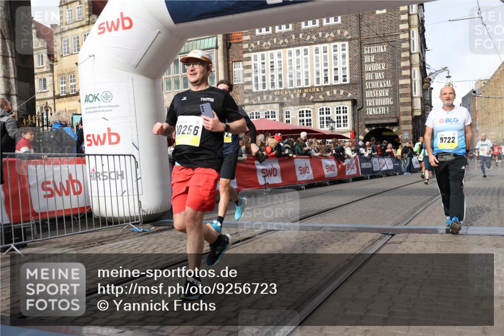 05.10.2025 - 20. swb-Marathon Bremen Yannick Fuchs http://msf.ph/oto/9256723 05.10.2025 10:55:33 Ziel 9201, 9350, 9514, 9654, 9722, 9902, 10256, 10260, 10970, 11025, 11115, 11380, 11431, 11702 meine-sportfotos.de