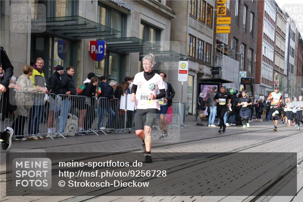 05.10.2025 - 20. swb-Marathon Bremen Strokosch-Dieckow http://msf.ph/oto/9256728 05.10.2025 10:57:57 Ziel 7077, 9174, 9330, 9433, 9462, 9576, 9582, 9608, 9634, 9820, 9952, 10084, 10127, 10368, 10377, 10395, 10398, 10459, 10586, 10620, 10786, 11049, 11058, 11181, 11184, 11291, 11495, 11562, 11591, 11608, 11700, 11724, 7077, 9174, 9330, 9433, 9462, 9576, 9582, 9608, 9634, 9820, 9952, 10084, 10127, 10368, 10377, 10395, 10398, 10459, 10586, 10620, 10786, 11058, 11562, 11608 meine-sportfotos.de