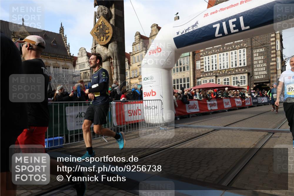 05.10.2025 - 20. swb-Marathon Bremen Yannick Fuchs http://msf.ph/oto/9256738 05.10.2025 10:55:35 Ziel 9350, 9514, 9722, 9856, 9902, 10111, 10256, 10260, 10970, 11025, 11115, 11197, 11380, 11431, 11702 meine-sportfotos.de