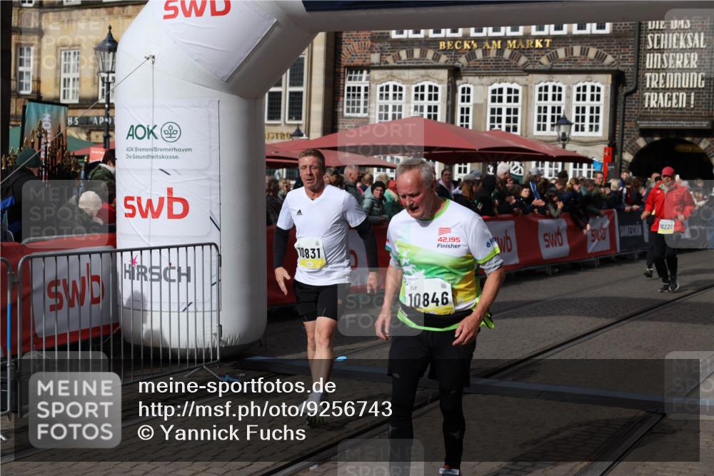 05.10.2025 - 20. swb-Marathon Bremen Yannick Fuchs http://msf.ph/oto/9256743 05.10.2025 11:16:11 Ziel 7109, 8476, 10220, 10355, 10831, 10846, 11331, 11375 meine-sportfotos.de