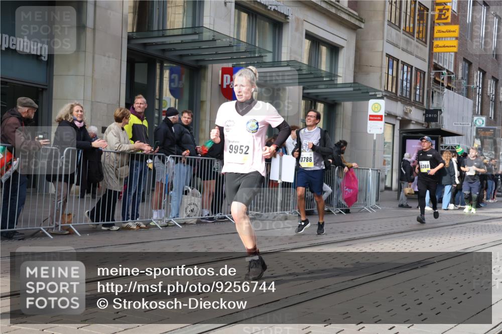 05.10.2025 - 20. swb-Marathon Bremen Strokosch-Dieckow http://msf.ph/oto/9256744 05.10.2025 10:57:57 Ziel 7077, 9174, 9330, 9433, 9462, 9576, 9582, 9608, 9634, 9820, 9952, 10084, 10127, 10368, 10377, 10395, 10398, 10459, 10586, 10620, 10786, 11049, 11058, 11181, 11184, 11291, 11495, 11562, 11591, 11608, 11700, 11724, 7077, 9174, 9330, 9433, 9462, 9576, 9582, 9608, 9634, 9820, 9952, 10084, 10127, 10368, 10377, 10395, 10398, 10459, 10586, 10620, 10786, 11058, 11562, 11608 meine-sportfotos.de