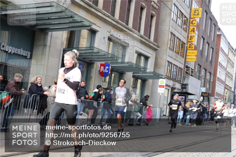 05.10.2025 - 20. swb-Marathon Bremen Strokosch-Dieckow http://msf.ph/oto/9256755 05.10.2025 10:57:58 Ziel 7077, 9174, 9330, 9433, 9462, 9576, 9582, 9608, 9634, 9820, 9952, 10055, 10084, 10127, 10368, 10377, 10395, 10398, 10459, 10586, 10620, 10786, 11049, 11058, 11181, 11184, 11291, 11495, 11562, 11591, 11608, 11700, 11724, 7077, 9174, 9330, 9433, 9462, 9576, 9582, 9608, 9634, 9820, 9952, 10055, 10084, 10127, 10368, 10377, 10395, 10398, 10459, 10586, 10620, 10786, 11058, 11562, 11608 meine-sportfotos.de