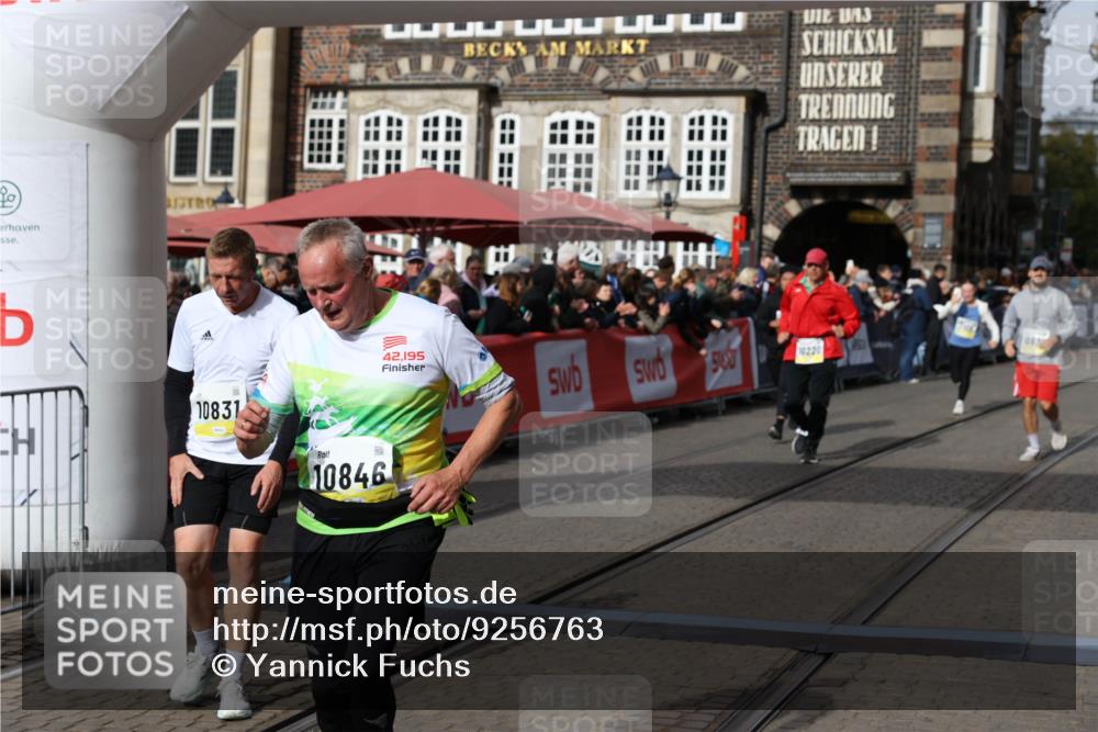 05.10.2025 - 20. swb-Marathon Bremen Yannick Fuchs http://msf.ph/oto/9256763 05.10.2025 11:16:11 Ziel 7109, 8476, 10220, 10355, 10831, 10846, 11331, 11375 meine-sportfotos.de