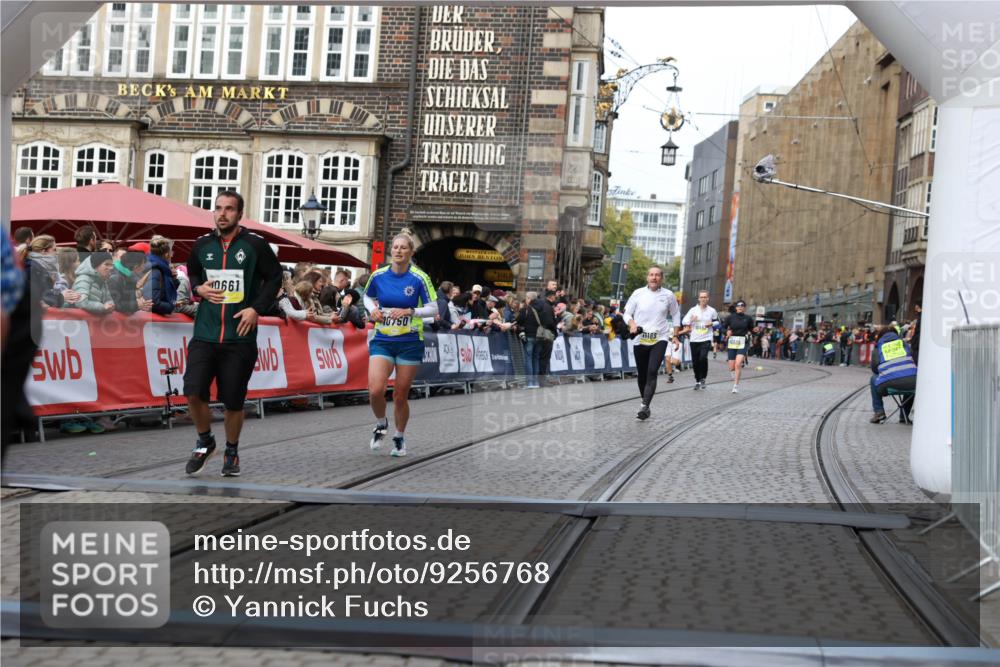 05.10.2025 - 20. swb-Marathon Bremen Yannick Fuchs http://msf.ph/oto/9256768 05.10.2025 10:46:59 Ziel 10277, 10661, 10750, 11189 meine-sportfotos.de