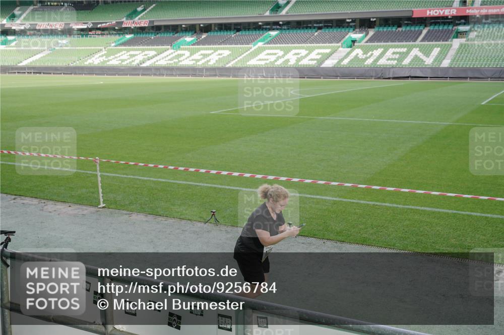 05.10.2025 - 20. swb-Marathon Bremen Michael Burmester http://msf.ph/oto/9256784 05.10.2025 10:44:27 Laufen im Stadion 7007, 8844, 9011, 9012, 9303, 9373, 9374, 9386, 9453, 9470, 9479, 9567, 9572, 9631, 9667, 9724, 9899, 10036, 10040, 10273, 10280, 10355, 10364, 10440, 10441, 10442, 10448, 10540, 10574, 10665, 10705, 10707, 10839, 10984, 11027, 11060, 11072, 11088, 11135, 11191, 11204, 11252, 11293, 11318, 11381, 11385, 11388, 11448, 11539, 11544, 11548, 11557, 11560, 11568, 11635, 9273, 9380, 9561, 9819, 9895, 9911, 9984, 10288, 10320, 10435, 10512, 10552 meine-sportfotos.de