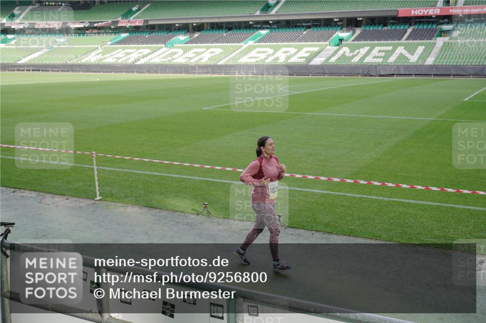 05.10.2025 - 20. swb-Marathon Bremen Michael Burmester http://msf.ph/oto/9256800 05.10.2025 10:44:32 Laufen im Stadion 7007, 8844, 9011, 9012, 9264, 9303, 9373, 9374, 9386, 9453, 9470, 9479, 9567, 9572, 9631, 9667, 9724, 9767, 9768, 9899, 9970, 10040, 10273, 10280, 10355, 10364, 10440, 10441, 10442, 10448, 10574, 10647, 10665, 10705, 10707, 10839, 10984, 11027, 11060, 11072, 11135, 11191, 11252, 11293, 11318, 11381, 11385, 11388, 11448, 11539, 11544, 11557, 11560, 11568, 11635, 9273, 9380, 9819, 9895, 9911, 9984, 10036, 10288, 10320, 10512, 10552 meine-sportfotos.de
