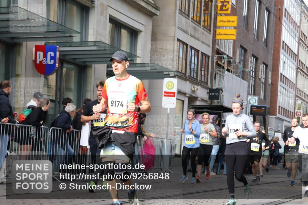 05.10.2025 - 20. swb-Marathon Bremen Strokosch-Dieckow http://msf.ph/oto/9256848 05.10.2025 10:58:02 Ziel 7077, 9174, 9330, 9433, 9462, 9608, 9820, 9913, 9952, 10055, 10084, 10261, 10285, 10368, 10398, 10408, 10513, 10586, 10786, 10988, 11049, 11181, 11184, 11291, 11495, 11562, 11591, 11608, 11700, 11724, 7077, 9174, 9330, 9433, 9462, 9608, 9820, 9913, 9952, 10055, 10084, 10261, 10285, 10368, 10398, 10408, 10513, 10586, 10786, 11562, 11608 meine-sportfotos.de