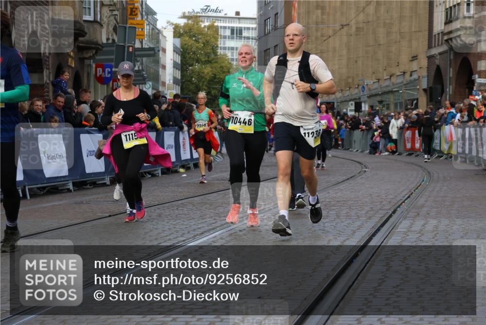 05.10.2025 - 20. swb-Marathon Bremen Strokosch-Dieckow http://msf.ph/oto/9256852 05.10.2025 11:03:27 Ziel 7199, 7776, 9224, 9225, 9308, 9486, 9498, 9850, 10446, 10963, 10995, 11103, 11150, 11236, 11522 meine-sportfotos.de