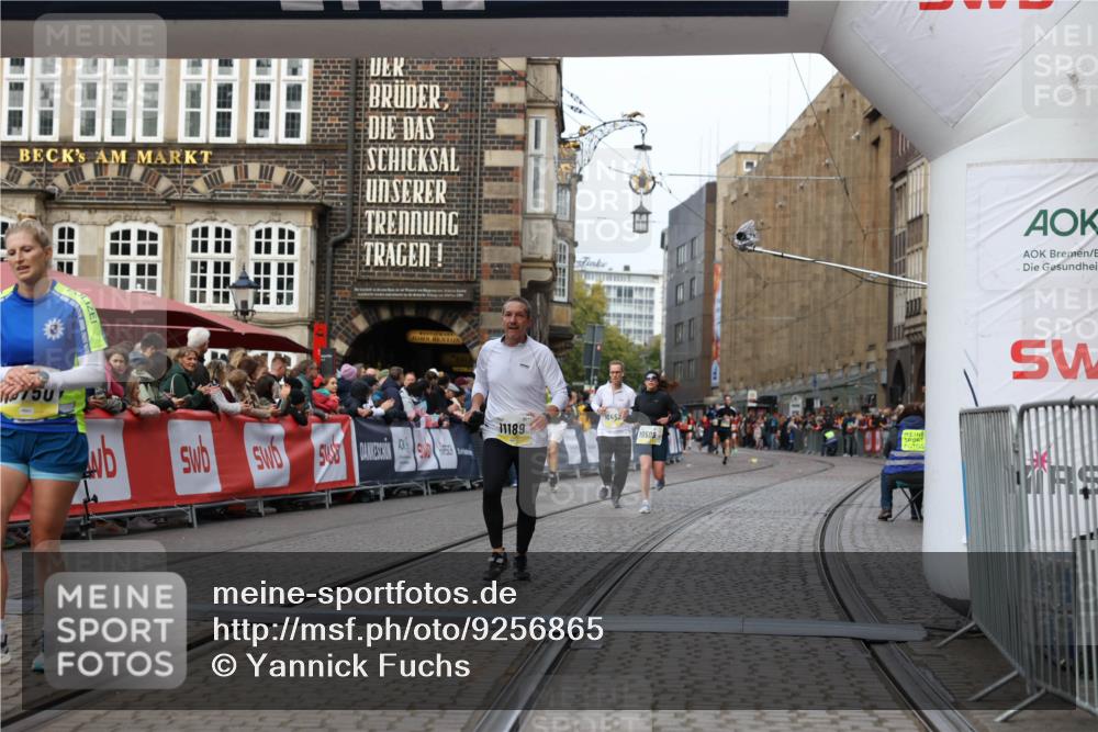 05.10.2025 - 20. swb-Marathon Bremen Yannick Fuchs http://msf.ph/oto/9256865 05.10.2025 10:47:01 Ziel 10661, 10750, 11189 meine-sportfotos.de