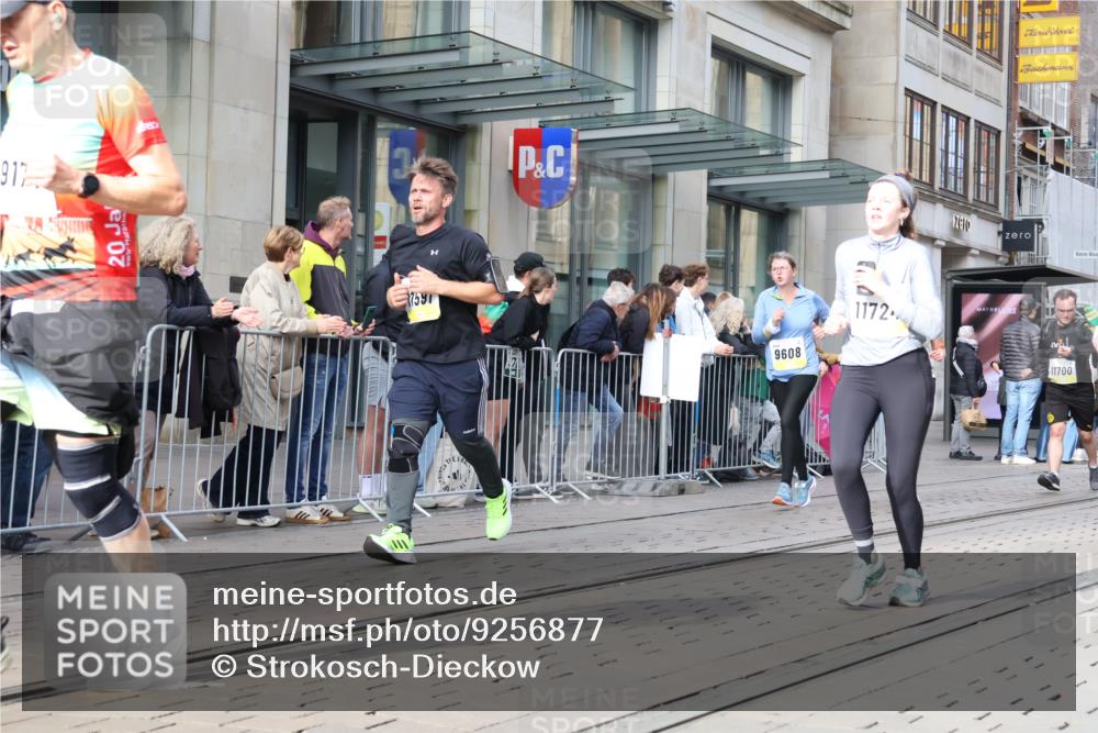 05.10.2025 - 20. swb-Marathon Bremen Strokosch-Dieckow http://msf.ph/oto/9256877 05.10.2025 10:58:03 Ziel 7077, 9174, 9330, 9433, 9462, 9608, 9766, 9820, 9913, 9952, 10055, 10084, 10261, 10285, 10368, 10398, 10408, 10513, 10586, 10786, 10988, 11049, 11181, 11184, 11291, 11495, 11562, 11591, 11608, 11700, 11724, 7077, 9174, 9330, 9433, 9462, 9608, 9766, 9820, 9913, 9952, 10055, 10084, 10261, 10285, 10368, 10398, 10408, 10513, 10586, 10786, 11562, 11608 meine-sportfotos.de
